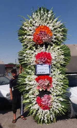 تصویر و توضیحات واضح و کامل تاج گل ارزان 4طبقه به همراه لینک سفارش اینترنی برای تاج گل تسلیت